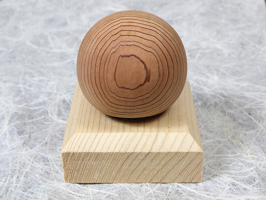 神宮御山杉太珠「極」　丸玉(台座付き)　証明書付きサイズ:約30mm